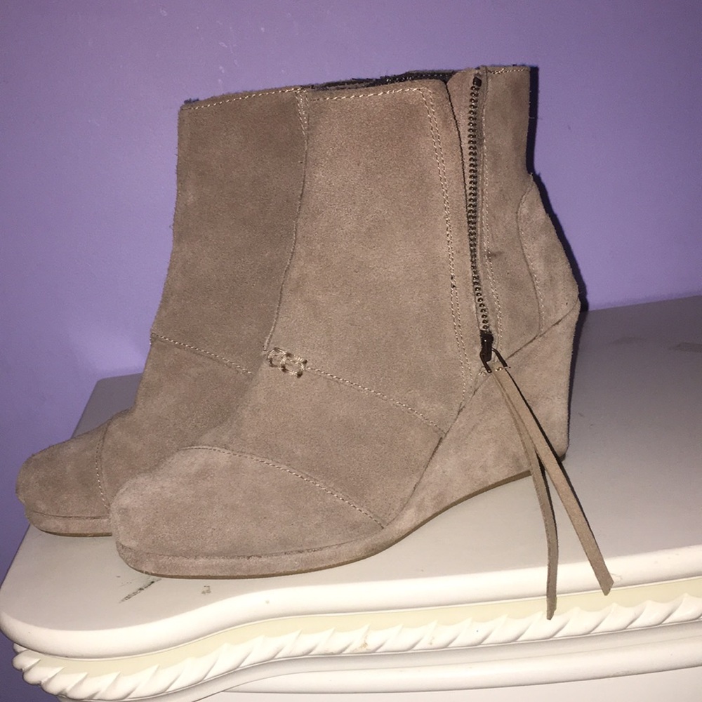 Tom’s wedge booties